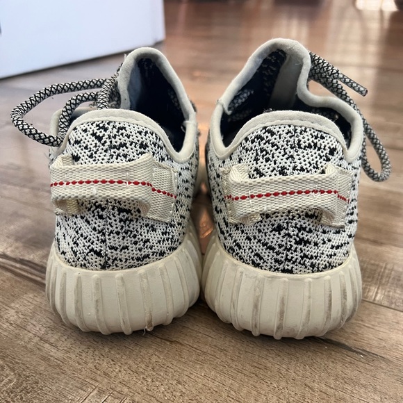 Yeezy 350 Turtlelove.      Size 7.      Worn very good condition.  No box. - Picture 3 of 11